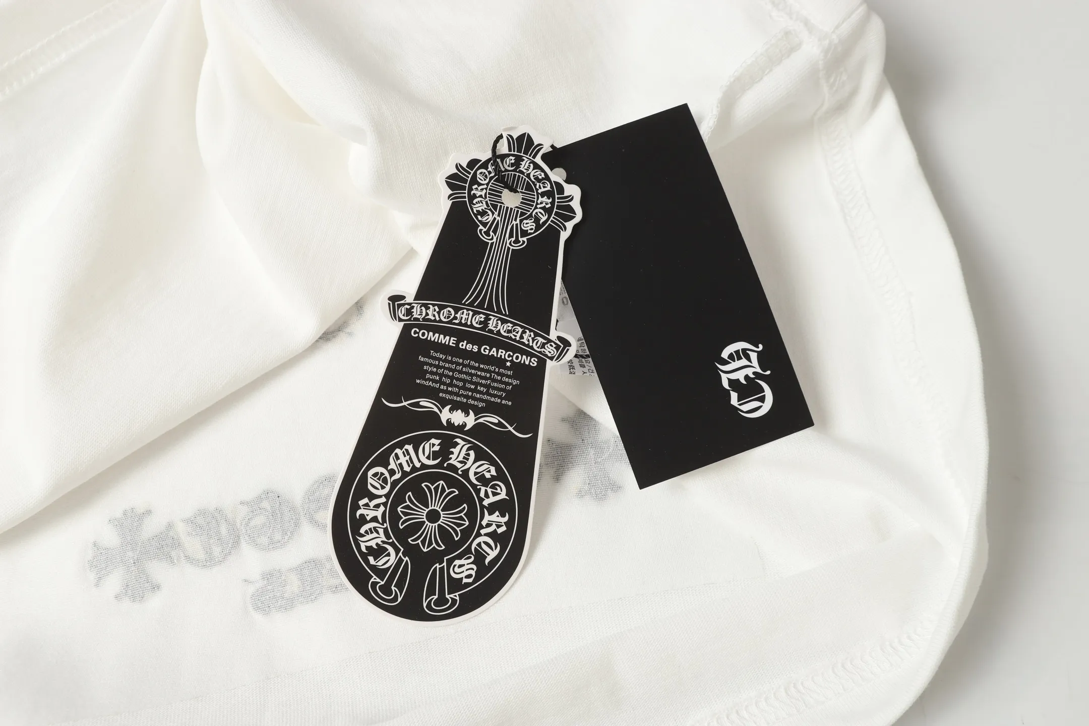 P170 Chrome Hearts CH Chrome Hearts leather cross short-sleeved T-shirt Uses direct injection imported machine printing Hardware and accessories are all milled and customized Correctly configured Black 2025 Chrome Hearts authentic packaging 280 grams of custom-dyed double-yarn cotton Large version Loose and stylish Different from lower versions The slim and long version The upper body pulls the hips 100% commitment: top quality Do not make fast food The highest version on the market Top quality - different from the ordinary versions in the market If you care about quality You must also respect the price. Absolutely zero after-sales service. The return rate so far is 0. It’s hard not to love the style. - 280g double yarn cotton custom-dyed fabric. - Correct high-density main mark. Washed tag. Hand-sewn.
